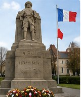 Illustration d’un monument aux morts français avec des drapeaux